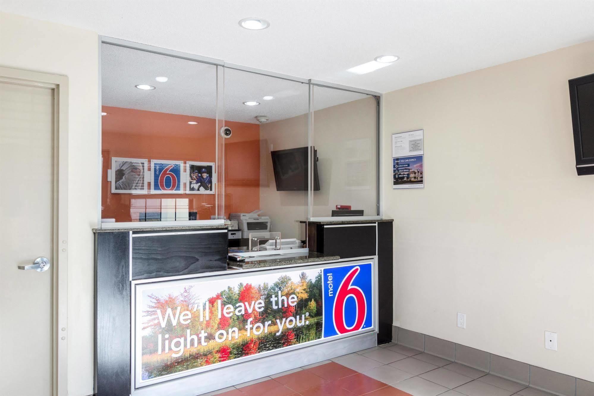 Motel 6 New Brunswick Exterior photo