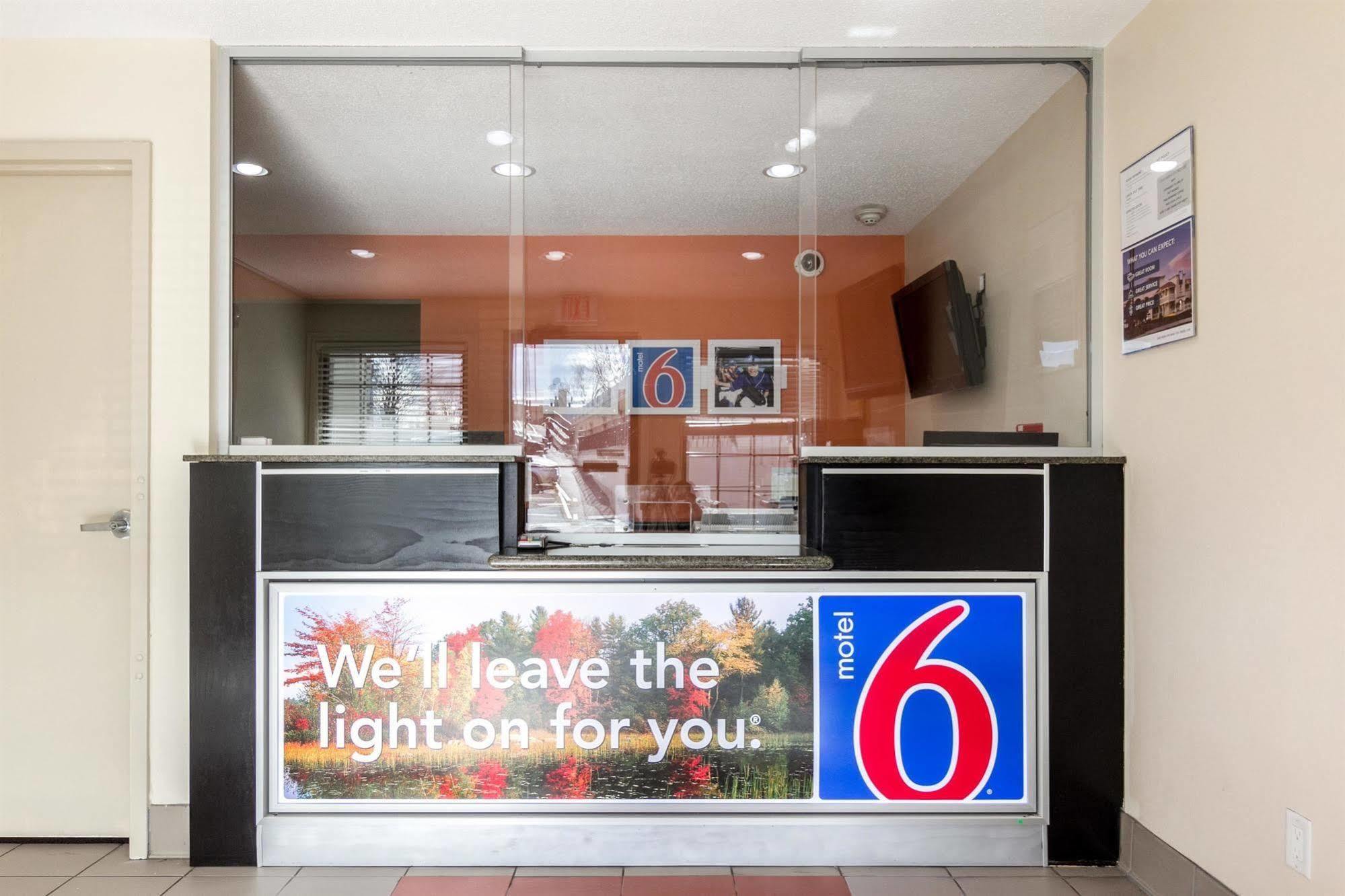 Motel 6 New Brunswick Exterior photo